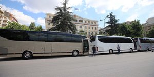 Τουριστικά λεωφορεία στον δρόμο