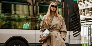 γυναίκα με καμπαρντίνα και γυαλιά στην εβδομάδα μόδας