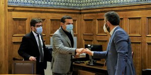 Ο Τσίπρας χαιρετά μέλος του ΔΣ της Ενωσης Δικαστών