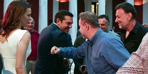 Ο Αλ. Τσίπρας με τον συνδικαλιστή της ΔΕΗ Νίκο Φωτόπουλο