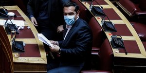 Ο κ. Τσίπρας με μάσκα στη βουλή