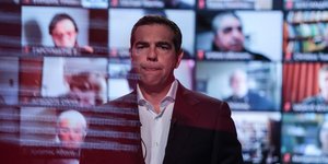 Ο Αλέξης Τσίπρας παρουσιάζοντας το οικονομικό πρόγραμμα του ΣΥΡΙΖΑ
