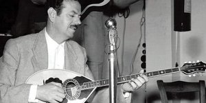 Σπανια φωτό του Βασίλη Τσιτσάνη