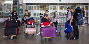 Τουρίστες σε αεροδρόμιο