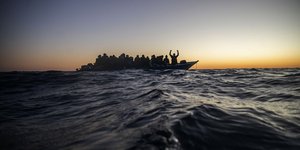 Βάρκα μεταφέρει μετανάστες