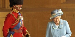 H viral φωτογραφία του πρίγκιπα Φίλιππου με την γελαστή βασίλισσα Ελισάβετ