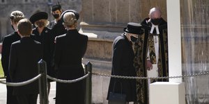 Καταρρακωμένη η βασίλισσα Ελισάβετ στην κηδεία του πρίγκιπα Φίλιππου