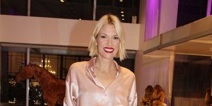 Η Βίκυ Καγιά με μεταξωτό πουκάμισο