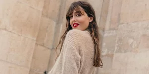 H beauty expert Violette με πουλόβερ