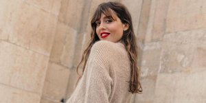 H beauty expert Violette με πουλόβερ