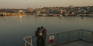 Επιβάτες πλοίου φτάνουν στην Κωνσταντινούπολη