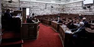 Βουλευτές συζητούν σε Επιτροπή