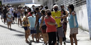 Βραζιλιάνοι περιμένουν στην ουρά να εμβολιαστούν