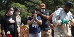 Βραζιλιάνοι προσεύχονται σε νεκροταφείο
