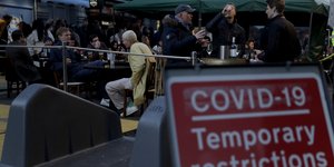 atoma me maska gia koronoio se magazi