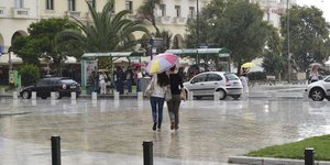 Γυναίκες περπατούν στη βροχή στην Θεσσαλονίκη