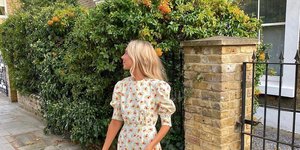 γυναίκα με φλοράλ φόρεμα 