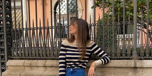 γυναίκα με τζιν και τοπ