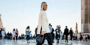 γυναίκα με σακάκι και γυαλιά στην εβδομάδα μόδας