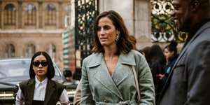 γυναίκα με σακάκι στην εβδομάδα μόδας