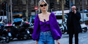 γυναίκα με πουκάμισο και γυαλιά στην εβδομάδα μόδας