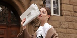 γυναίκα με πουκάμισο και παλτό 