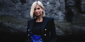 γυναίκα με σακάκι και αξεσουάρ στην εβδομάδα μόδας