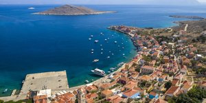 Το μικρό νησί της Χάλκης προετομάζεται για το καλοκαίρι, πλήρως εμβολιασμένο ενάντια στον κορωνοϊό