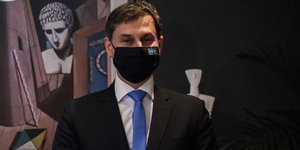 Ο Χάρης Θεοχάρης με μάσκα