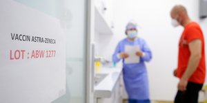 Χαρτί σε πόρτα ιατρείου για το εμβόλιο της AstraZeneca