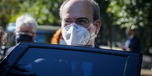 kostis chatzidakis me maska gia koronoio se autokinito
