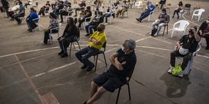 Χιλιανοί περιμένουν να εμβολιαστούν