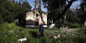 Περαστικός έξω από ξωκλήσι