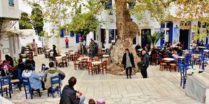 κόσμος σε πλατεία χωριού στην Ελλάδα 