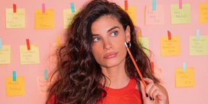 Η Χριστίνα Μπόμπα με κόκκινη μπλούζα