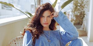 Η Χριστίνα Μπόμπα με μπλε φόρμα