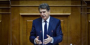 Ο Μιχάλης Χρυσοχοΐδης μιλά στη Βουλή