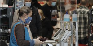 Υπάλληλος σε ταμείο σούπερ μάρκετ