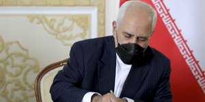 Ο Τζαβάντ Ζαρίφ υπογράφει συμφωνία