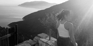 Η 20χρονη βρετανικής καταγωγής που δολοφόνησαν οι ληστές στα Γλυκά Νερά, μπροστά στο 11 μηνών βρέφος της