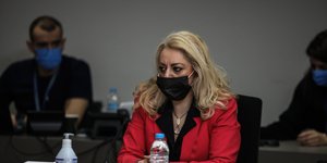 Άννα Στρατινάκη με κόκκινο σακάκι και μάσκα