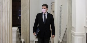 Μιλτιάδης Βαρβιτσιώτης με ροζ μάσκα ανεβαίνει σκαλιά
