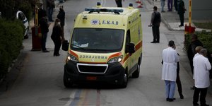 ΕΚΑΒ ασθενοφόρο με νοσηλευτές κοντά του