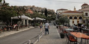 τραπέζια στον δρόμο στο κέντρο της Αθήνας στην Πλάκα