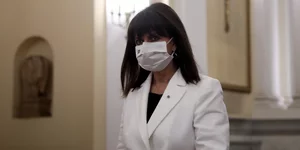 Η Κατερίνα Σακελλαροπούλου με μάσκα και λευκό σακάκι