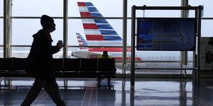 επιβάτης περπατάει σε αεροδρόμιο