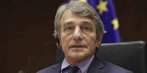 Νταβίντ-Μαρία Σασόλι με σημαία ευρωπαϊκή από πίσω