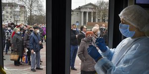 κόσμος έξω από εμβολιαστικό κέντρο στη Ρωσία