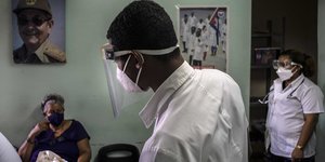 ιατρικό προσωπικό με μάσκα σε εμβολιαστικό κέντρο στην Κούβα