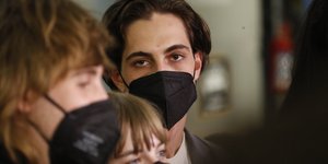 Ο Damiano David με μάσκα μετά τη νίκη στη Eurovision 2021